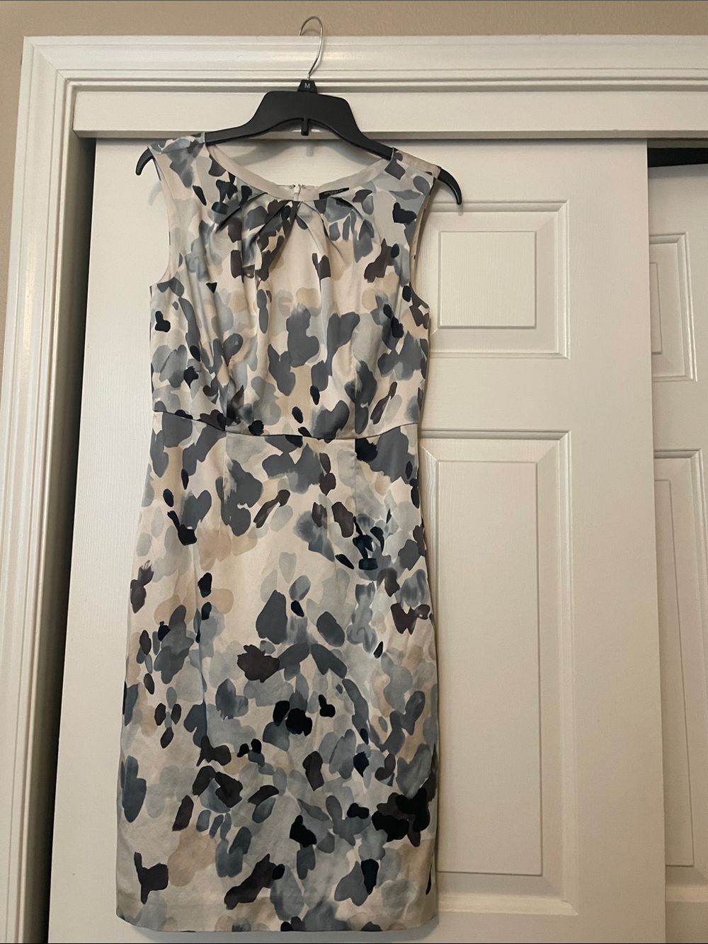 Ann Taylor Sleeveless Sheath Dress in Navy, Gray, Beige Abstract Print